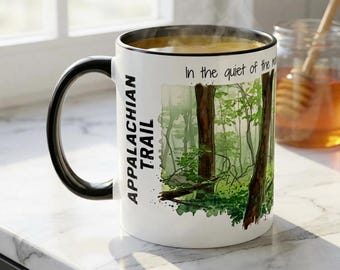 Caneca de café com ilustração inspiradora de um caminhante da Trilha dos Apalaches | Árvores da floresta e paisagem verdejante e enevoada