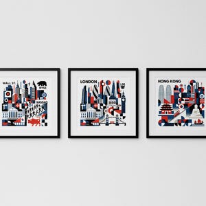 Puede incluir: Tres impresiones artísticas enmarcadas con bordes negros. Cada impresión presenta un diseño geométrico de paisaje urbano en rojo, azul y blanco. Las impresiones están etiquetadas como "WALL ST.", "LONDON" y "HONG KONG", con texto y símbolos adicionales.