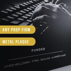 Op de afbeelding: Een zwarte metalen plaquette met een monochrome afbeelding van handen die op een toetsenbord typen. De tekst luidt FUNDED, JAMES HOLLOWAY, FTMO, $100,000 en 14 MARCH 2026. De plaquette heeft een matte afwerking en toont financiële prestatiegegevens.