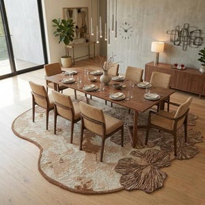 Puede incluir: Una mesa de comedor rectangular de madera con ocho sillas de estructura marrón y asientos tapizados en beige. La mesa está puesta con platos blancos y cristalería, situada sobre una alfombra grande de forma irregular con patrón floral.