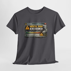 Puede incluir: Camiseta gris oscuro con un mensaje de error informático: "MENTAL RAM EXCEEDED". El gráfico incluye un símbolo de advertencia, una barra de uso de memoria al 100% y opciones para "Cerrar programas" o "Ignorar".