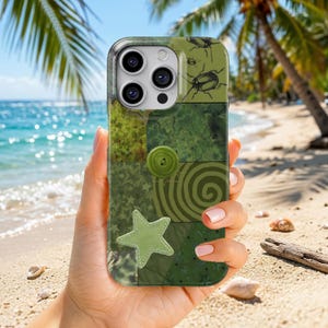 Pode incluir: Uma capa de smartphone verde com um design de patchwork em vários tons de verde, incluindo padrões de estrelas, espirais e besouros. A capa é adornada com um botão verde central e uma aplicação de estrela costurada em verde claro.
