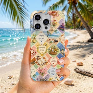 Op de afbeelding: Een smartphonehoesje met een patchworkontwerp van ruitvormige illustraties. Het patroon bevat bloemstukken, boeken, strandscènes en manden, afgewisseld met teksten zoals Sunshine mixed with a little bit of happiness.