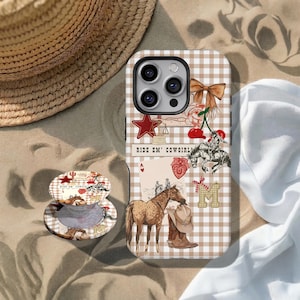 Peut inclure: Une coque de téléphone et son support circulaire assorti avec un motif vichy beige et blanc, décorés d'illustrations western incluant un cheval, des bottes de cow-boy, un chapeau, des cerises, une étoile rouge, un as de cœur et le texte RIDE EM' COWGIRL.
