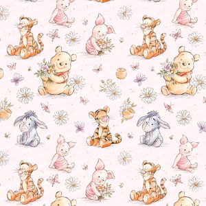 Puede incluir: Un patrón repetitivo sobre un fondo rosa claro con ilustraciones de Winnie the Pooh, Tigger, Piglet y Eeyore. Los personajes se intercalan con margaritas blancas, pequeñas mariposas moradas y rosas, tarros de miel y abejas diminutas.