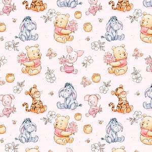 Op de afbeelding: Een herhalend patroon op een lichtroze achtergrond met illustraties van Winnie de Poeh met bloemen, Knorretje, Iejoor en Teigetje. Het ontwerp bevat ook kleine honingpotjes, witte bloemen, vlinders en bijtjes verspreid over het geheel.