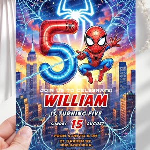 Op de afbeelding: Een rechthoekige verjaardagsuitnodiging met een stripfiguur-superheld, een grote rode en blauwe cijferballon vijf en een skyline op de achtergrond. Tekst: JOIN US TO CELEBRATE! WILLIAM IS TURNING FIVE, SUNDAY 15 AUGUST, 4 PM TO 6 PM, 21 GARDEN ST, PHILADELPHIA, RSVP +111-222-333.