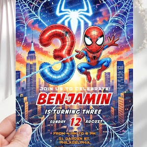 Op de afbeelding: Een verjaardagsuitnodiging met Spider-Man, met een stripfiguur en een ballon met het cijfer "3". De uitnodiging bevat de naam "Benjamin", datum, tijd en locatie tegen een stadsgezicht.