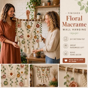 Puede incluir: Un tapiz de pared de macramé floral terminado, con un fondo crema, adornado con flores de ganchillo en tonos crema, amarillo y rojo. El tapiz de pared incluye borlas y hojas verdes, suspendido de una varilla de madera. El texto dice "Floral Macrame Wall Hanging".