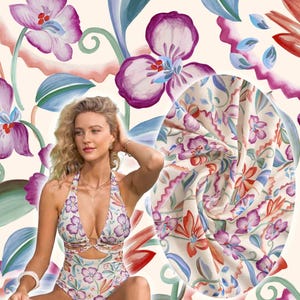 Può includere: Costume da bagno all'americana con stampa floreale nei toni del viola, rosso e blu su sfondo crema. L'immagine include anche un primo piano del tessuto con lo stesso motivo floreale. Il costume ha un dettaglio a goccia.