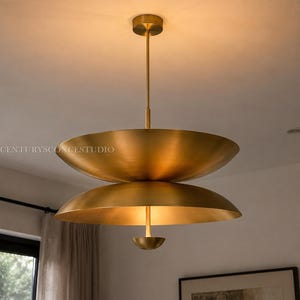 Lámpara colgante moderna dorada / Lámpara colgante de doble cúpula de mediados de siglo / Lámpara de techo escultural de latón / Decoración para comedor, cocina y sala de estar