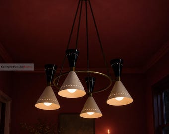Lámpara de araña moderna de mediados de siglo en latón: colgante cónico de 4 luces, estilo Sputnik italiano.