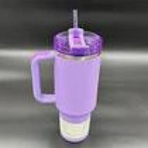 Puede incluir: Un vaso t&eacute;rmico morado con asa y pajita. El vaso tiene una funda texturizada antideslizante y una tapa brillante. Est&aacute; dise&ntilde;ado para mantener las bebidas fr&iacute;as durante horas.
