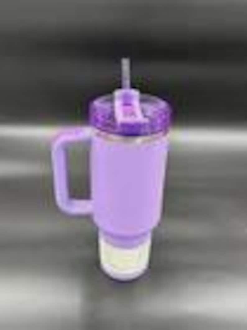 Puede incluir: Un vaso t&eacute;rmico morado con asa y pajita. El vaso tiene una funda texturizada antideslizante y una tapa brillante. Est&aacute; dise&ntilde;ado para mantener las bebidas fr&iacute;as durante horas.