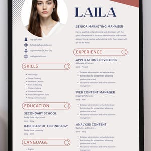Puede incluir: Una plantilla de currículum vitae profesional con una foto, información de contacto y secciones para habilidades, educación, experiencia e idiomas. El currículum es principalmente blanco con acentos azul marino y rojo. El nombre "LAILA" se muestra de forma destacada.