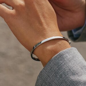 Braccialetto sottile e delicato, in argento sterling 925, regolabile, aperto, impilabile, ideale per creare gioielli a strati, perfetto come regalo per addio al nubilato.