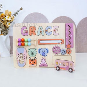 Personlig Baby Busy Board, Första födelsedagspresent, Babyshowerpresent, Lärande leksak för småbarn, Anpassat tränamnpussel, Pedagogisk leksak bild 2