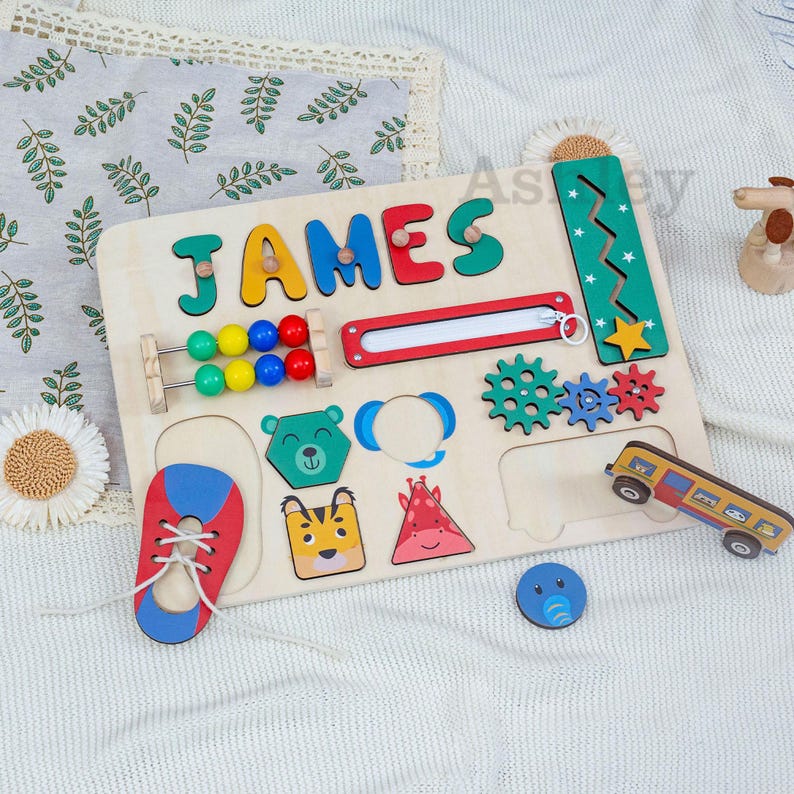 Personlig Baby Busy Board, Första födelsedagspresent, Babyshowerpresent, Lärande leksak för småbarn, Anpassat tränamnpussel, Pedagogisk leksak bild 3
