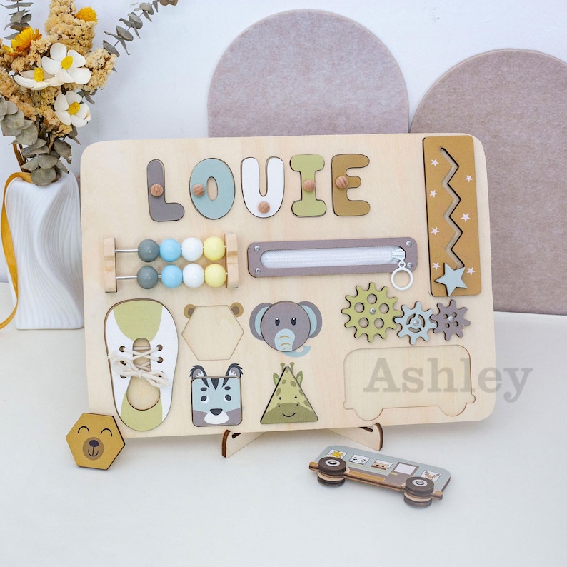 Personlig Baby Busy Board, Första födelsedagspresent, Babyshowerpresent, Lärande leksak för småbarn, Anpassat tränamnpussel, Pedagogisk leksak bild 9