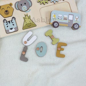 Personlig Baby Busy Board, Första födelsedagspresent, Babyshowerpresent, Lärande leksak för småbarn, Anpassat tränamnpussel, Pedagogisk leksak bild 4