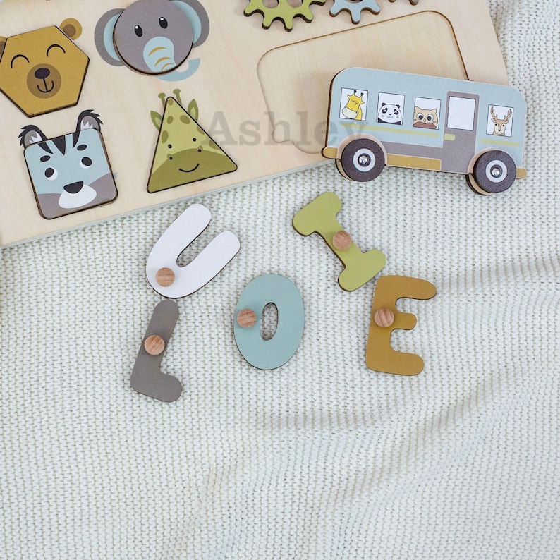 Personlig Baby Busy Board, Första födelsedagspresent, Babyshowerpresent, Lärande leksak för småbarn, Anpassat tränamnpussel, Pedagogisk leksak bild 4