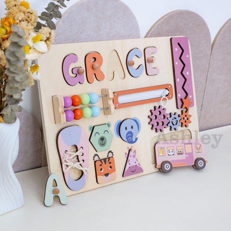 Personlig Baby Busy Board, Första födelsedagspresent, Babyshowerpresent, Lärande leksak för småbarn, Anpassat tränamnpussel, Pedagogisk leksak bild 8