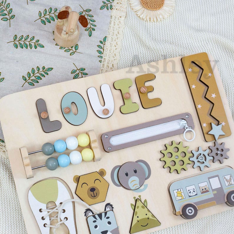 Personlig Baby Busy Board, Första födelsedagspresent, Babyshowerpresent, Lärande leksak för småbarn, Anpassat tränamnpussel, Pedagogisk leksak bild 11