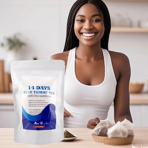 Puede incluir: Una mujer sonríe junto a una bolsa blanca de "14 Days Flat Tummy Tea Garcinia Cambogia". La bolsa tiene texto y gráficos azules y blancos. Un pequeño cuenco con bolsitas de té y té suelto está sobre la mesa.