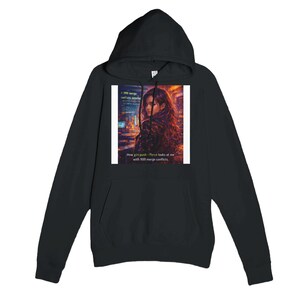 Può includere: Felpa con cappuccio nera con grafica frontale. La grafica è un dipinto di una donna con i capelli lunghi, con il testo: "How git push --force looks at me with 999 merge conflicts."