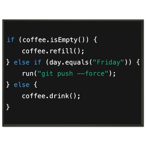 以下が含まれることがあります： コーヒーの消費と金曜日の「git push --force」コマンドに関連するコードスニペットを特徴とする黒いフレームプリント。コードはプログラミング言語で記述されており、「if」、「else」、「refill」などのキーワードが含まれています。