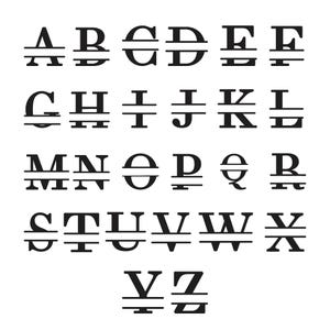 Op de afbeelding: Een verzameling zwarte hoofdletters van A tot Z, elk voorzien van een horizontale scheidingslijn door het midden. Het alfabet is gerangschikt in rijen en toont een schreeflettertype waarbij elk teken wordt doorsneden door een strakke, horizontale lijn.