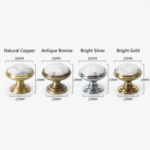 Pode incluir: Quatro puxadores redondos para arm&aacute;rios com topos de padr&atilde;o de m&aacute;rmore branco e bases met&aacute;licas em cobre natural, bronze antigo, prata brilhante e ouro brilhante. Cada puxador tem dimens&otilde;es de 30mm de largura, 29mm de altura e 22mm de base.