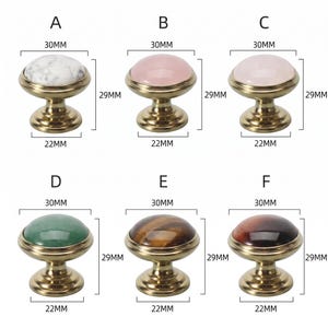 Pode incluir: Seis puxadores redondos para arm&aacute;rios rotulados de A a F, cada um com uma base de lat&atilde;o polido e um topo de pedra lisa. As dimens&otilde;es s&atilde;o claramente indicadas como 30 mm de di&acirc;metro, 29 mm de altura e 22 mm de largura da base por puxador.