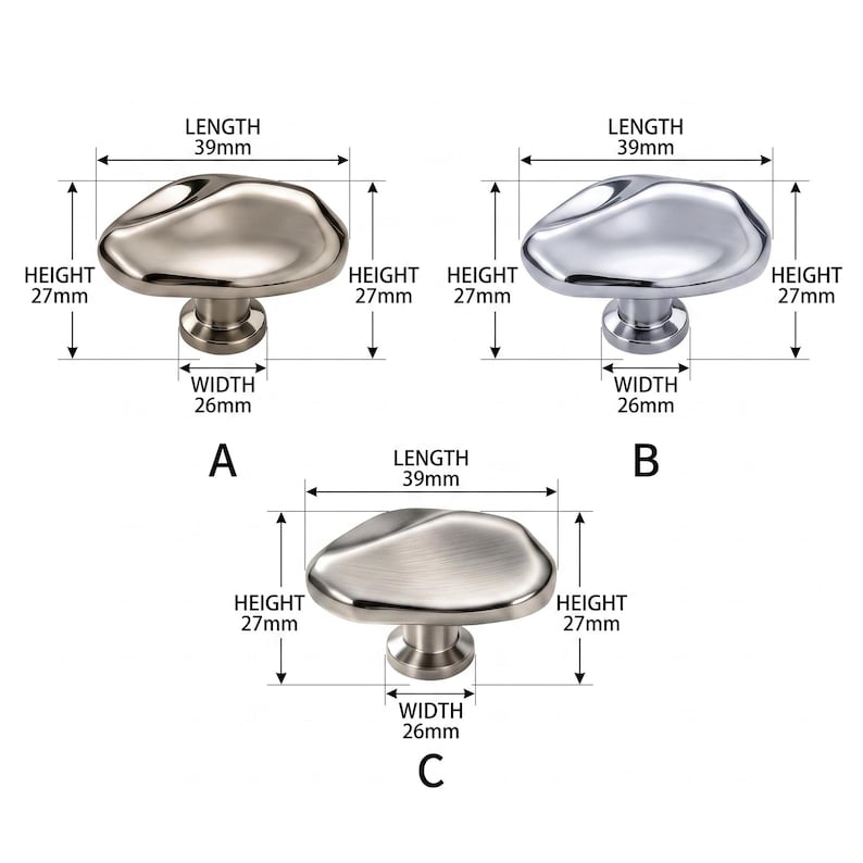 K&ouml;nnte beinhalten: Drei Metall-M&ouml;belkn&ouml;pfe mit den Bezeichnungen A, B und C, jeweils in unregelm&auml;&szlig;iger, organischer Form. Jeder Knopf misst 39 mm in der L&auml;nge, 27 mm in der H&ouml;he und 26 mm in der Breite. Knopf A ist goldfarben geb&uuml;rstet, B ist verchromt und C ist silberfarben geb&uuml;rstet.