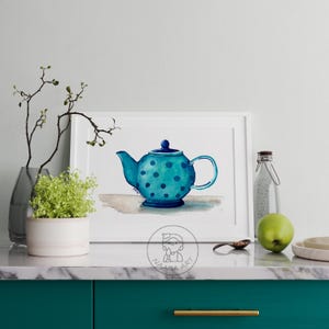 Puede incluir: Pintura a la acuarela de una tetera turquesa con lunares azules en un marco blanco. La tetera es el centro. Una manzana verde, una cuchara pequeña y una botella de vidrio con un corcho están en la superficie blanca.