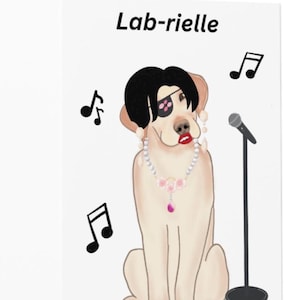 Peut inclure: Une carte de vœux illustrant un chien Labrador de couleur claire avec des cheveux noirs, un cache-œil floral rose, du rouge à lèvres et un collier de perles avec un pendentif rose. Le texte Lab-rielle est inscrit au-dessus, entouré de notes de musique.