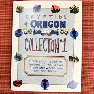 Könnte beinhalten: Ein beigefarbener Buchumschlag mit dem Titel "CRYPTIDS of OREGON COLLECTION #1" in schwarzer und blauer Schrift. Der Umschlag zeigt Illustrationen verschiedener Kryptiden, darunter ein Sasquatch, ein Chupacabra und ein Riesenkraken. Der Text unter dem Titel lautet "Stories of the hidden denizens of the Beaver State and where you can find them."