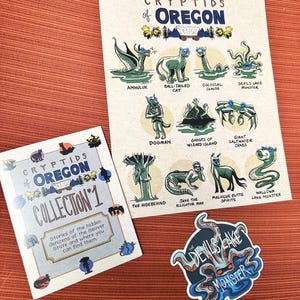 Puede incluir: Una colección de criptidos ilustrados de Oregón. Las ilustraciones son de estilo de dibujos animados y presentan una variedad de criaturas, incluyendo un cangrejo gigante de agua salada, un hombre-perro y un monstruo del lago. El texto "CRYPTIDS of OREGON COLLECTION #1" está impreso en la tarjeta.