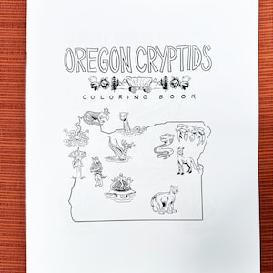 Könnte beinhalten: Ein Schwarzweiß-Malbuch mit einer Karte von Oregon und verschiedenen Kryptiden, darunter der Oregon Gray Wolf, der Sasquatch und der Thunderbird. Der Titel des Buches lautet "Oregon Cryptids Coloring Book".