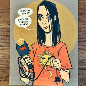 Puede incluir: Una impresión artística rectangular que muestra a una persona de cabello oscuro con una camiseta naranja con un gráfico de sol. La persona sostiene un dispositivo eléctrico negro con cable y enchufe. Los globos de texto dicen: SHE'S THE WORST, SHE'S THE FUCKING WORST.