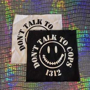 Peut inclure: Ensemble de trois mugs en céramique avec une finition mate et mouchetée. Les tasses sont bleues, vertes et blanches. Chaque mug a une forme arrondie et un design simple et moderne. Idéal pour le café ou le thé.