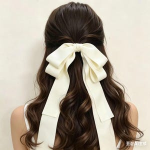Pinza para el cabello de satén sedoso de doble capa Coquette – Accesorio romántico para el cabello de novia