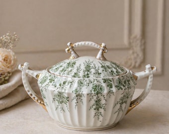 Mini sopera/azucarero de porcelana inglesa antigua con decoración floral verde transferida.
