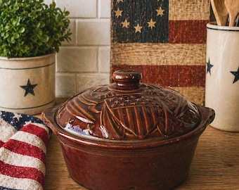 Cazuela de gres vintage McCoy Pottery American Eagle con tapa.