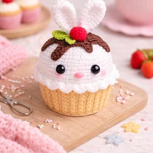 Könnte beinhalten: Ein Set aus drei Keramikbechern mit gesprenkelter, matter Oberfläche. Jeder Becher hat eine andere Farbe: hellblau, cremefarben und grau. Die Becher haben ein schlichtes, modernes Design und einen bequemen Griff.