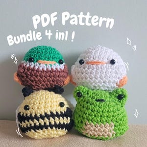 Puede incluir: Una pila de cuatro animales amigurumi de ganchillo: un pato, un pollito, una abeja y una rana. El pato es marrón, blanco y verde. El pollito es blanco con detalles en naranja. La abeja es amarilla y negra. La rana es verde y beige. Texto: "PDF Pattern Bundle 4 in 1!"