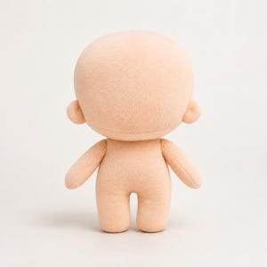 Peut inclure: Une poupée en peluche avec une grande tête ronde de couleur pêche, un torse, des bras et des jambes assortis. La figurine présente un visage lisse et sans traits ainsi qu'une forme de corps simple et arrondie, faite d'un tissu doux et uniforme.