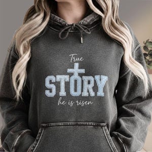 Op de afbeelding: Een set van drie keramische mokken met een gespikkelde, matte afwerking. De mokken zijn in de kleuren crème, lichtgrijs en donkergrijs. Elke mok heeft een eenvoudig, minimalistisch ontwerp en een afgeronde handgreep.