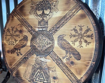 Handgjord nordisk vikingsköld