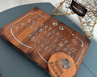 Handgjord spritbräda i återvunnet trä med planchette